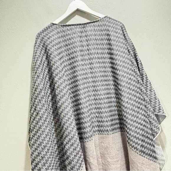 LONG TALL SALLY Women’s Gray Zig Zag Gray Pink Knit Fringe Poncho Cape One Size - Picture 4 of 7